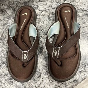 Sz 8 Nike flip flops